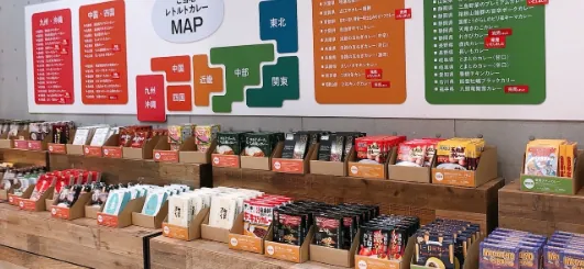 日本地図とご当地レトルトカレーを並べた催事の売場