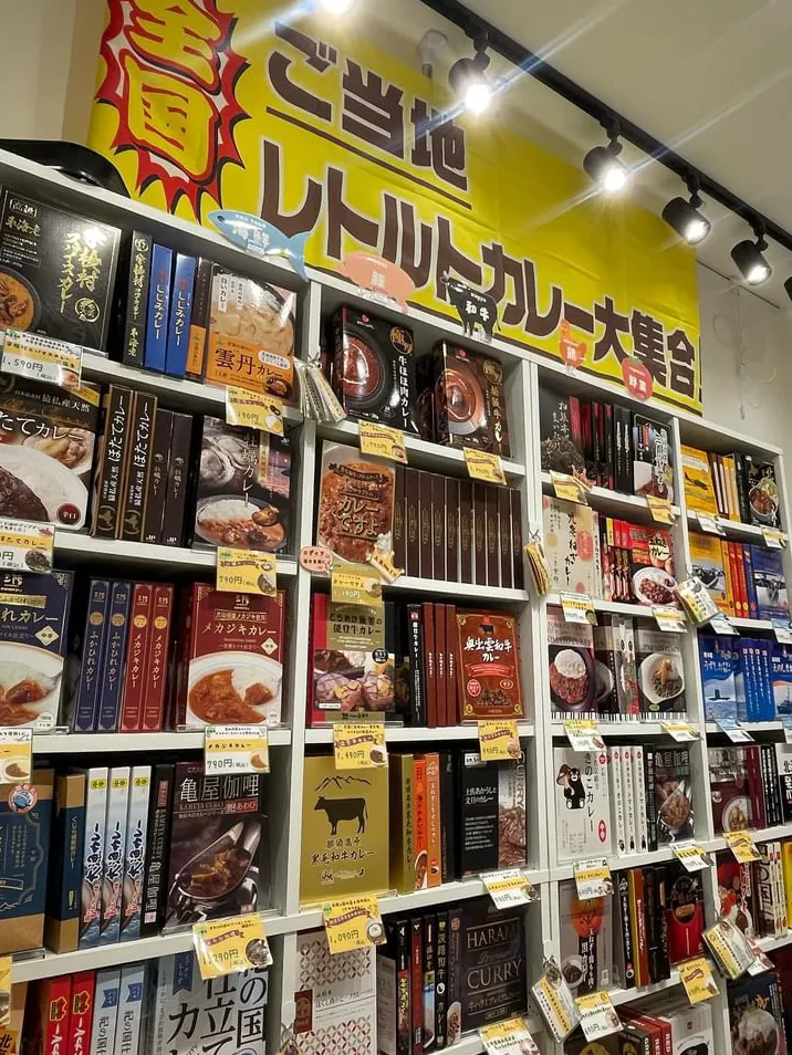 本棚にご当地レトルトカレーが並ぶカレーランド東京神保町本店の売場